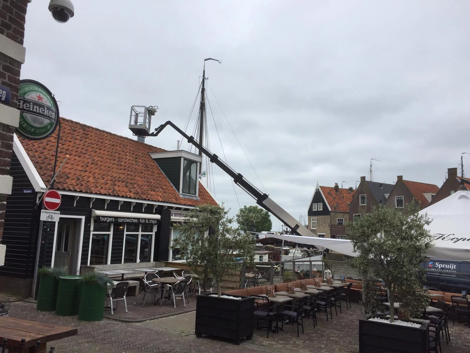Spruijt Klimaat - hoogwerker dak buiten unit airco Monnickendam snackbar Spruijt Klimaat