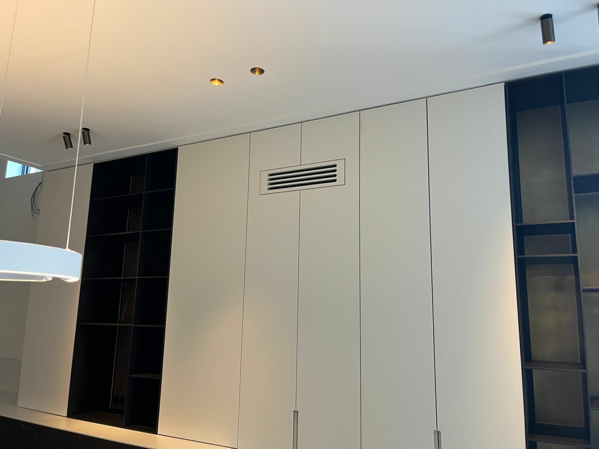 Maatwerk van een ingebouwde airconditioning en vloermodel in gerenoveerde woning Maatwerk van een ingebouwde airconditioning en vloermodel in gerenoveerde woning